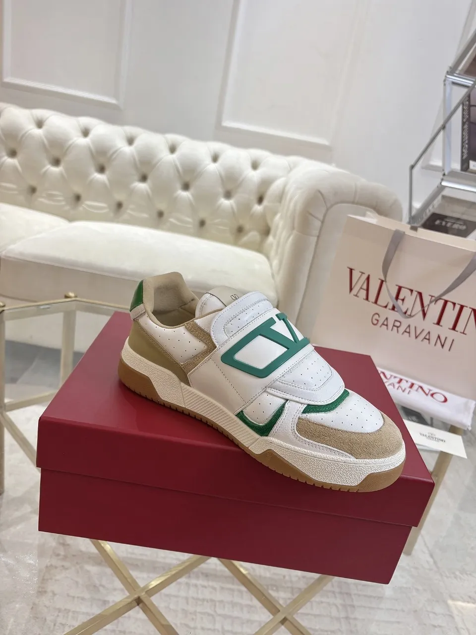 👟👟Ex-factory price 640👟👟 🔺Valentino🔺 Valentino casual shoes! Top version!  Purchase the original version and develop it 1:1! Lasting technology, classic splicing, fashionable and versatile, 🎁Full set of packaging at the same time at the counter. Fabric: customized cowhide + super soft sheepskin + mercerized cow suede. Lining: original double-sided velvet + breathable mesh. Outsole: original TPU material outsole, non-slip and wear-resistant. Code number: men 39~46